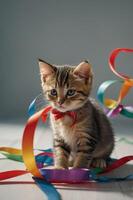 un juguetón gatito rodeado por vistoso cintas, evocando un festivo y alegre atmósfera. foto