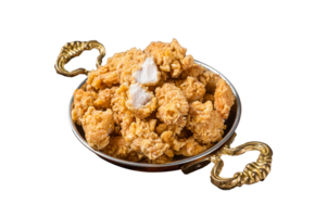 hecho en casa crujiente palomitas de maiz pollo picaduras en un sartén. de madera antecedentes. parte superior ver png