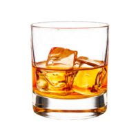ein Glas von Whiskey mit Eis Würfel auf ein transparent Hintergrund png