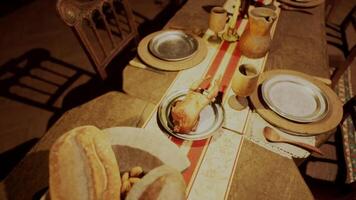 uma rústico jantar mesa conjunto com diverso Comida e bebidas para uma forte refeição video