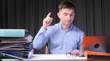 Office worker having an idea while working on laptop video