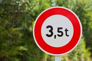 Traffic sign of 3,5 tons weigh restriction photo