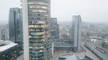 vinius, litauen - 27: e november, 2024- anställda arbetare i kontor i de europa torn är en höghus belägen i vilnius cbd, litauen. den är de högsta byggnad i de baltic stater video