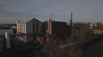 siauliai, Litauen - - 15 .. November, 2024- Antenne Aussicht Provinz - - historisch einzigartig Brauerei Fabrik Gebäude Komplex. Herrenhaus Brauerei. Provinz Hub. litauisch Bier und Kwas produzieren video