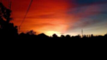 borroso antecedentes. el ligero de el ajuste Dom penetra el cielo. el combinación de azul y naranja es increíble a puesta de sol. video