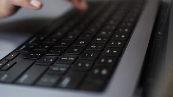 fêmea mãos do o negócio mulher profissional do utilizador trabalhador usando digitando em computador portátil caderno teclado sentar às casa escritório escrivaninha trabalhando conectados com pc Programas apps tecnologia conceito, fechar acima lado visualizar. video