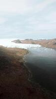 vista nublada de verano al gran glaciar video