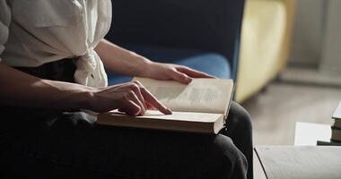 aluna lendo livro em voz alta e preparando para sessão video