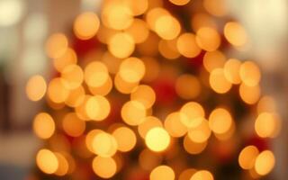 calentar dorado luces centelleo en un hermosamente decorado Navidad árbol en un acogedor hogar ajuste durante el fiesta temporada foto