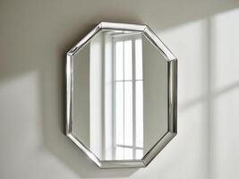 elegante octagonal espejo reflejando ligero y mejorando moderno interior decoración estética foto