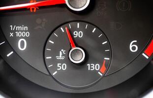 Engine coolant temperature indicator. Thermostat malfunctions, close-up photo