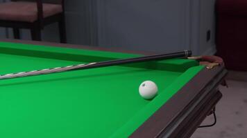 de cerca ver de un señal palo y señal pelota descansando en un vibrante verde piscina mesa superficie video