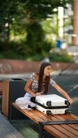 une voyageur avec enthousiasme en train de préparer pour leur passionnant aventure avec bagage dans un Urbain réglage video