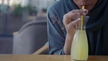 Frauenhand hält ein Glas Orangensaft video