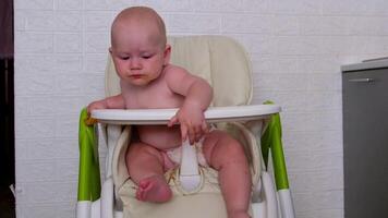 Newborn baby gets dirty and eats with pleasure. The first complementary foods video