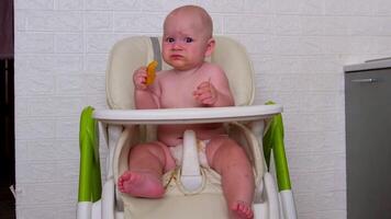 Newborn baby gets dirty and eats with pleasure. The first complementary foods video