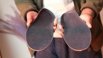Visual comparison of two shoe insoles showcasing design and texture differences video