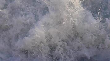 Experience dynamic ocean waves with foam and refreshing colors that captivate the eye video