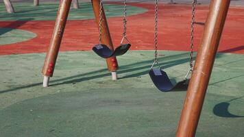 leeren Schaukeln im ein bunt und beschwingt Spielplatz Rahmen zum Kinder video
