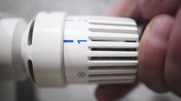virar fora a aquecimento de configuração a termostato do a central aquecimento radiador para a mínimo modo do mantendo a temperatura dentro a sala. video