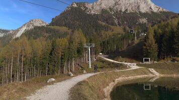 Speichersee am Jenner beim Konigssee in Deutschland, Bayern. Jennerbahn in Berchtesgaden. Moderne Bergbahn am Jenner in Schoenau am Koenigssee. Mittelstation. Alpine ski lift and lake in Germany. video