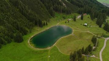 antenn se nebelhorn snötillverkning damm i Oberstdorf samlar vatten för artificiell snö, stödjande skidåkning aktiviteter trots variabel naturlig snöfall. stödjande hållbar snö rapportering i alperna. video