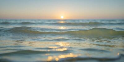 tranquilo mar a puesta de sol con amable olas reflejando dorado ligero foto
