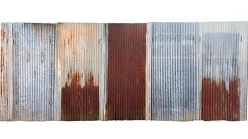 cortar fuera de un viejo, oxidado galvanizado metal cerca con resistido texturas y corroído lugares, aislado en un blanco antecedentes con recorte rutas para fácil utilizar en gráfico diseño proyectos foto