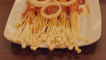 enoki hongos con salsa y cebolla adornar video