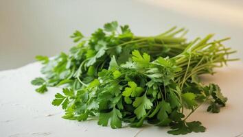 Fresco racimos de perejil y cilantro arreglado en un ligero superficie para culinario utilizar foto