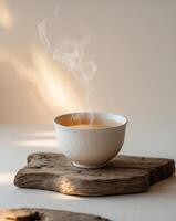 delicado cerámico taza con humeante líquido en de madera superficie en suave natural ligero foto