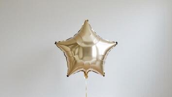 ligero oro estrella globo para fiesta y celebracion foto