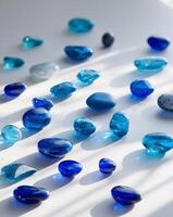 azul vaso piedras en vibrante matices reflejando ligero en blanco superficie foto