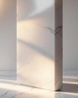 un cerca arriba de un mármol superficie con luz de sol viniendo mediante foto