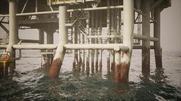 vieux pétrole Plate-forme les structures au dessus l'eau dans une calme océan environnement video