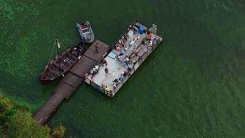 antenn se av flytande plattform och rustik båt på grön vatten video