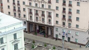 aéreo ver de clásico multi historia edificio en riga, Letonia video