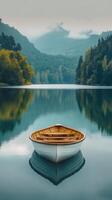 tranquilo de madera barco flotante en sereno brumoso aguas rodeado por lozano bosques foto
