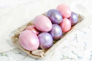 de cerca ver de pollo huevos, hecho en casa Pascua de Resurrección pastel y sauce leña menuda foto