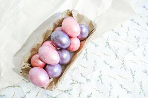 de cerca ver de pollo huevos, hecho en casa Pascua de Resurrección pastel y sauce leña menuda foto
