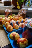 de cerca ver de pollo huevos, hecho en casa Pascua de Resurrección pastel y sauce leña menuda foto