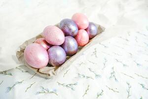 de cerca ver de pollo huevos, hecho en casa Pascua de Resurrección pastel y sauce leña menuda foto