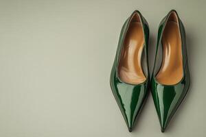 Elegant green high heels presented on a smooth pastel surface for fashion enthusiasts photo