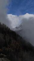 ein Berg Angebot mit Bäume und Wolken video
