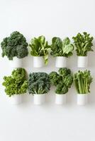 Fresco verde vegetales arreglado en blanco contenedores en un ligero antecedentes mostrando sano estilo de vida opciones foto