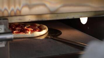 Cook baking pizza video