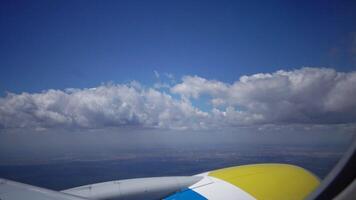 nuvole a partire dal il aereo finestra. un' Visualizza di il cielo con nuvole e un' ala di un aereo video