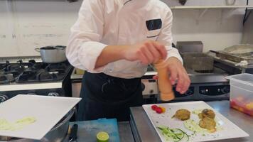 placage de une brut et cuit poisson basé apéritif dans une luxe italien cuisine video