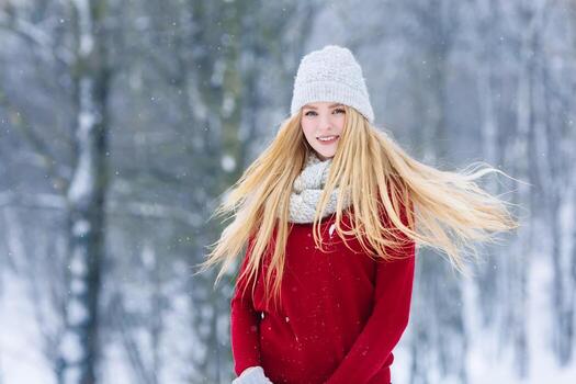 invierno joven adolescente niña retrato. belleza alegre modelo niña riendo y teniendo divertido en invierno parque. hermosa joven mujer al aire libre. disfrutando naturaleza, invierno foto