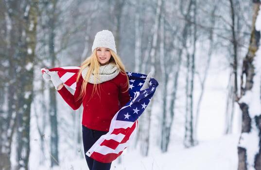 invierno retrato de joven adolescente niña con Estados Unidos bandera. belleza alegre modelo niña riendo y teniendo divertido en invierno parque. hermosa joven mujer al aire libre. disfrutando naturaleza, invierno foto